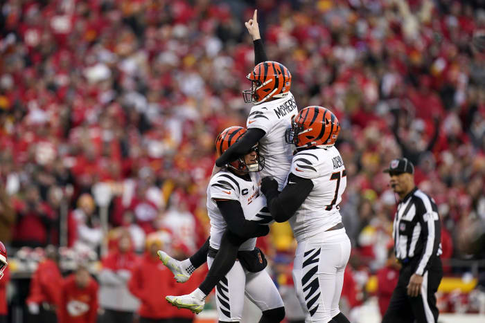 Burrow shakes off calf injury, throws for a season-high 259 yards as  Bengals beat the Rams 19-16