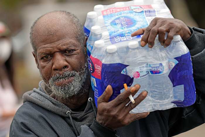 As potential freeze threat moves in, Houstonians prepare for possible power outages