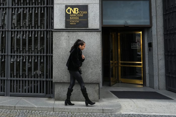 Česká centrální banka podruhé za sebou snižuje úrokové sazby, aby pomohla ekonomice Česká centrální banka podruhé za sebou snižuje úrokové sazby, aby pomohla ekonomice