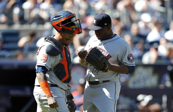 Altuve engages with fan who rushed field for selfie in ALCS