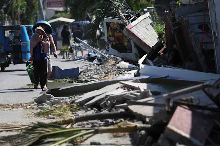 Philippine town seeks immediate airlift of food to