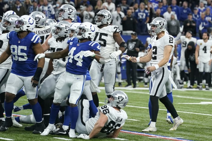 Zay Jones' TD Lifts Derek Carr, Raiders to Wild OT Win vs. Lamar