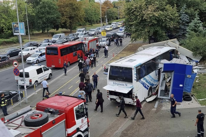 Български полицай уби 2-ма след превишена скорост на автобус с мигранти