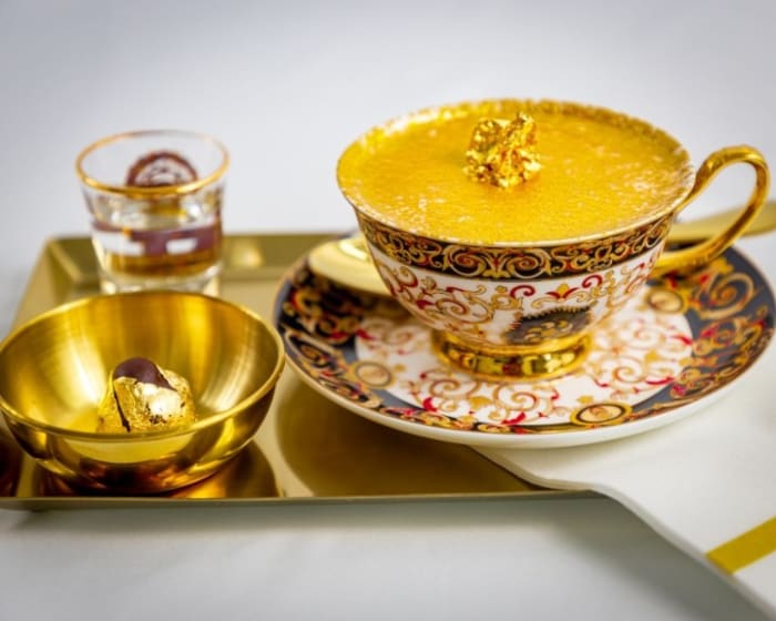 Inauguran cafetería argentina en Miami dentro de un avión McDonnell