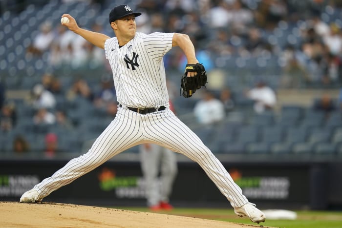 Bottle hits Aroldis Chapman in wacky Yankees injury scare