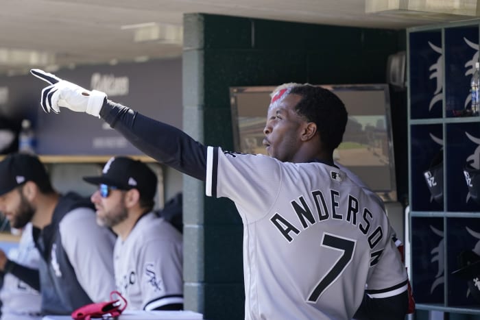 LEADING OFF: White Sox eager for Moncada, Reds get Castillo