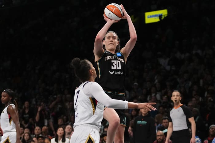 Harris praises 2022 WNBA champion Las Vegas Aces for 'grit and