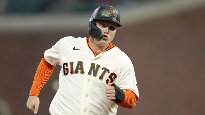 Giants wear shirts that take shot at Reds' Pham over fantasy dispute