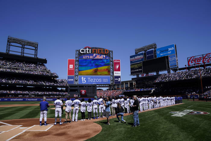 Ailing outfielder Michael Conforto makes emotional return to Citi Field  with the Giants