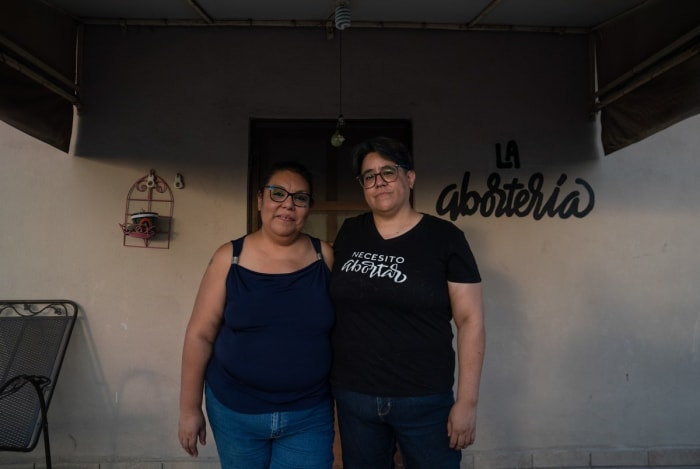 Asistentes voluntarios en México ayudan con abortos en el hogar.  Su red se extiende hasta Texas.