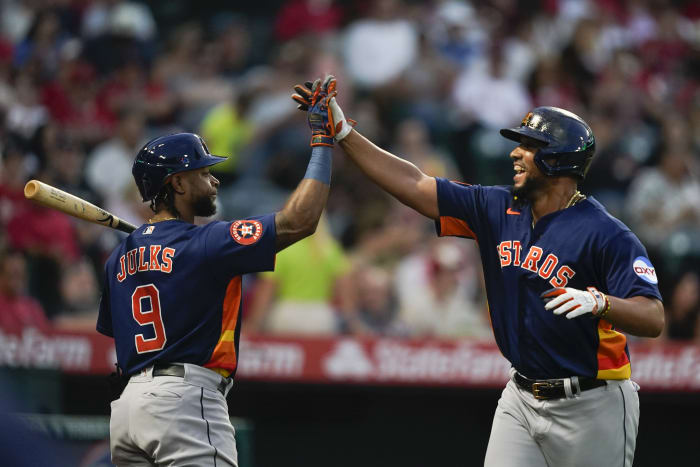 Dodgers rally to beat Astros 8-7 after Houston reliever Stanek called for  balk in 8th