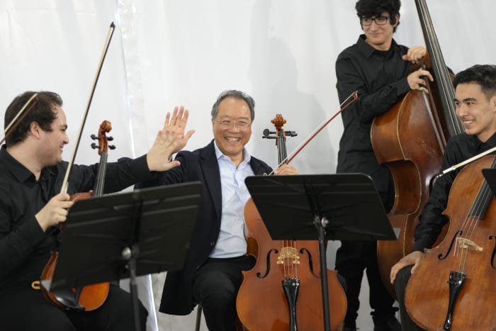 Yo-Yo Ma toca Mozart com refugiados afegãos em Portugal