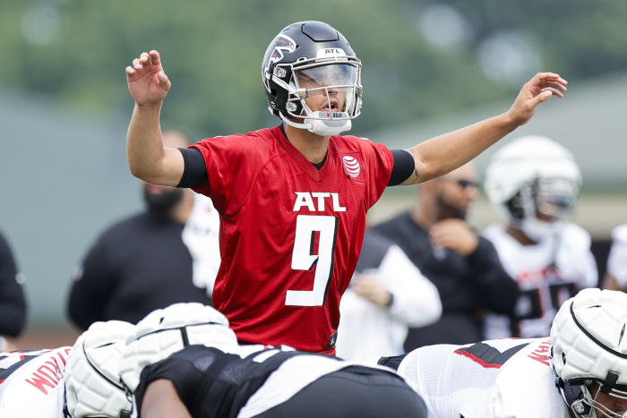 Robinson outshines top pick Young, Falcons beat Panthers