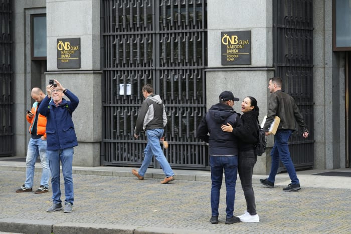 Česká centrální banka opět snižuje základní úrokovou sazbu, aby pomohla ekonomice s nižší inflací