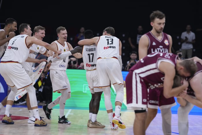 Vācija uzvar Latviju un nākamreiz FIBA ​​Pasaules kausa pusfinālā spēlēs ar ASV