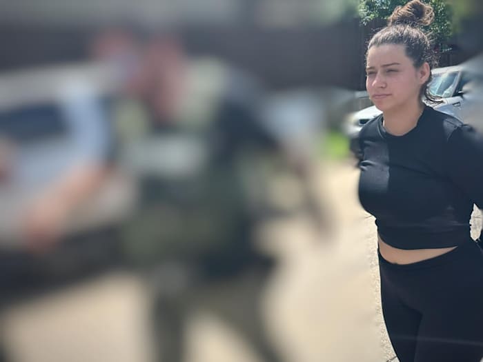 Жінка втікає зі сцени за вбивство каяки на мотоциклі Жінка втікає зі сцени за вбивство каяки на мотоциклі
