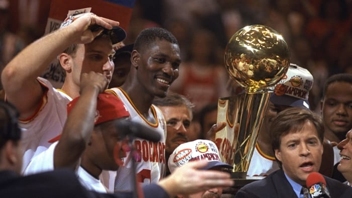 Hakeem Olajuwon cheers on daughter at Final Four