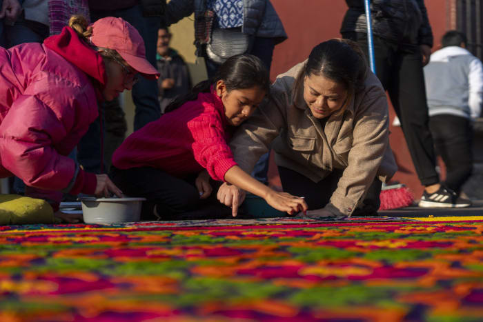 Horas para hacer y segundos para destruir, las alfombras florales de Semana Santa son un trabajo de amor en Guatemala