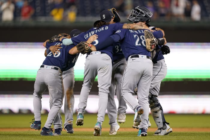 Gomes ends Locastro's steal streak, homers, Nats top D'backs