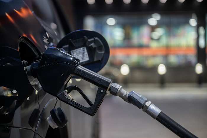 Florida gas prices fall 9 cents, expected to continue dropping