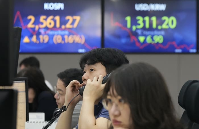 Asian stocks fall after more US debt talks fail to break impasse