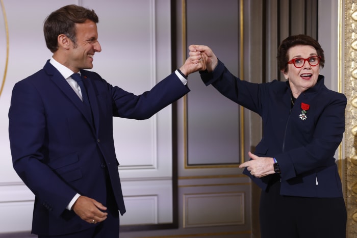 Billy Jean King reçoit la Légion d’honneur de la France