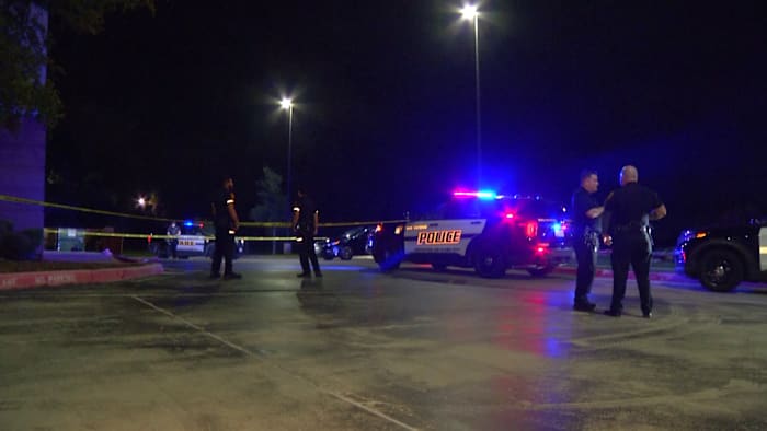 Man hospitalized, alleged suspect flees after stabbing at far North Side hotel, SAPD says