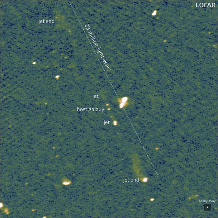 Scientists detect longest pair of jets streaming from a supermassive black hole thumbnail