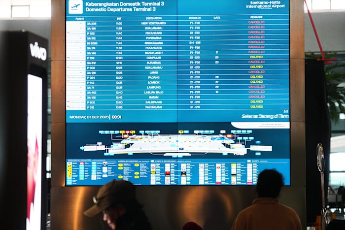 Indonesia Airport Closures Drag On as Volcano Eruption Eases