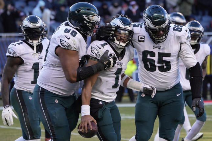 Jason Kelce, Jordan Mailata Belt Holiday Hits on 'Philly Special