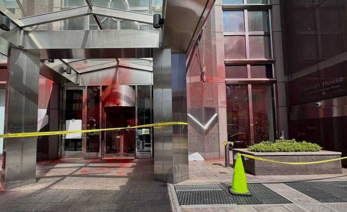 Apparent pro-Palestinian activists splash red paint on homes of Jewish officials at Brooklyn Museum - Vimarsana News
