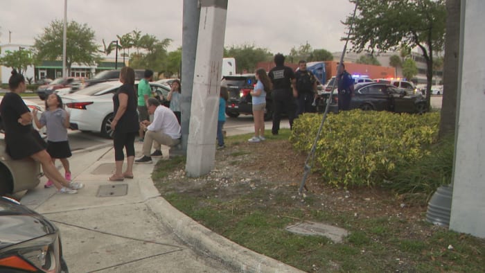 2 people arrested in North Miami Beach after driver crashed into several cars