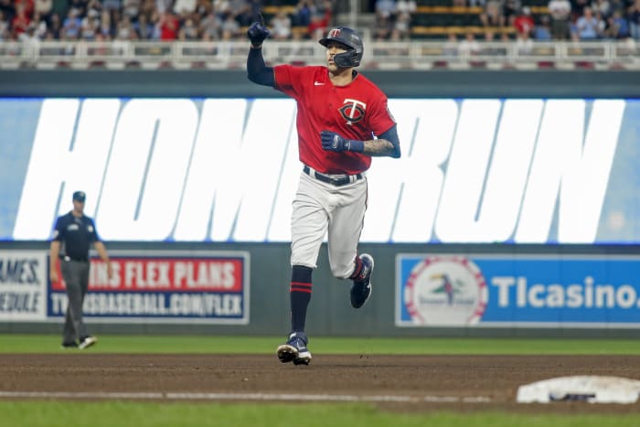 Horror! Mookie Betts collides with Cody Bellinger and breaks a rib! 