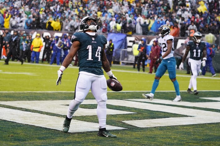 Hurts, Brown power unbeaten Eagles past Steelers 35-13