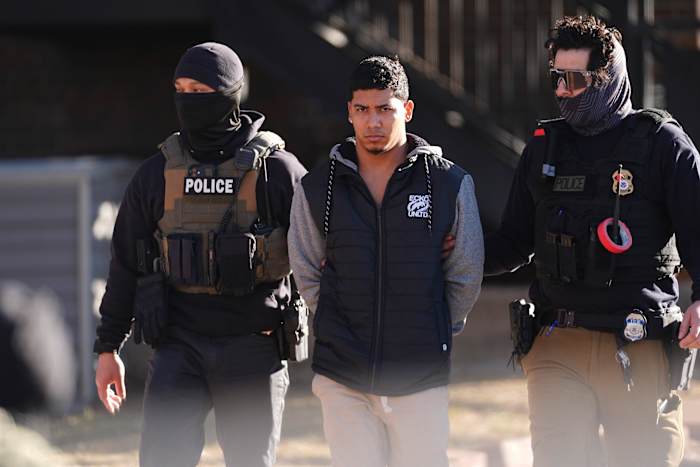 La administración de Trump investiga refugios fronterizos para contrabandear, y luego envía más inmigrantes La administración de Trump investiga refugios fronterizos para contrabandear, y luego envía más inmigrantes