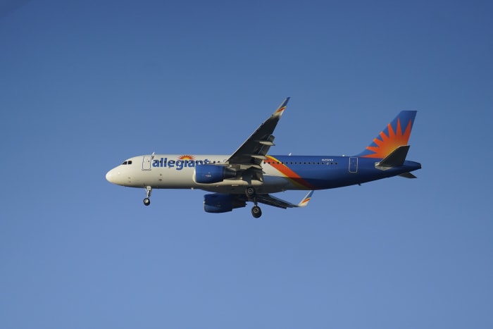 Roanoke-bound plane returns to St. Petersburg following bomb threat, suspect in custody