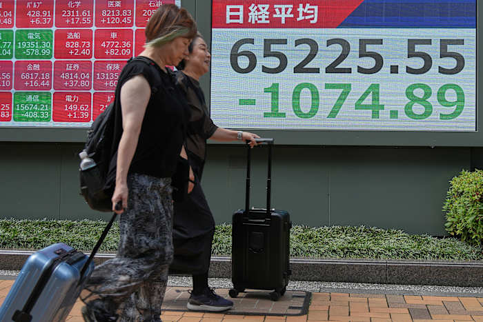 Image linked from the original feed: World shares are mixed and Kospi falls 4.6% after tech giants decline on Wall Street