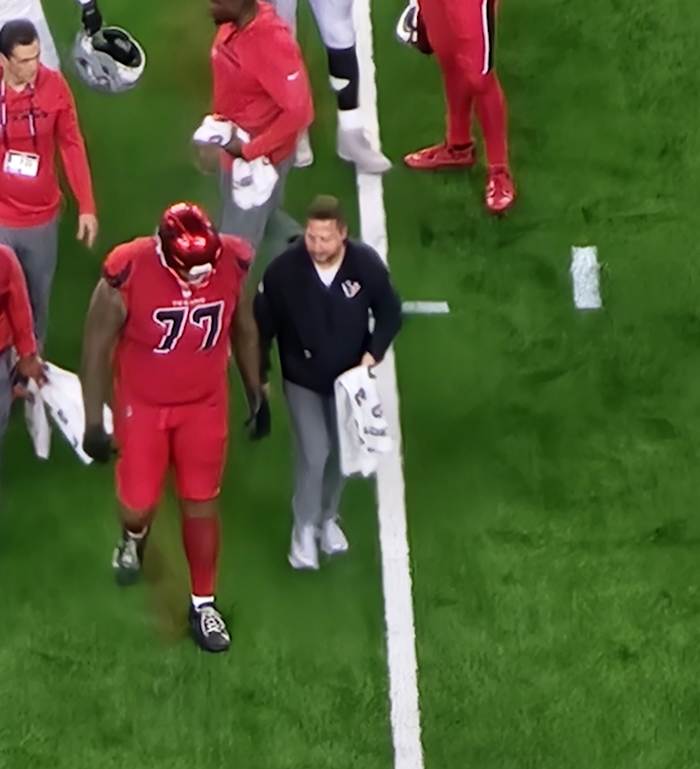 Texans shuffle line as tackles Trent Brown, Aireontae Ersery injured, Tytus Howard back at tackle