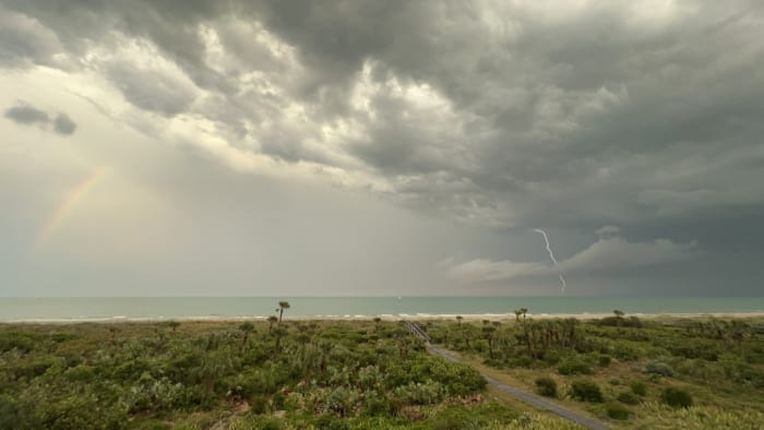 All at once: Rainbow, lightning bolt captured over Florida beach