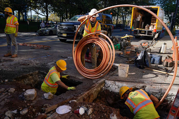 Flint’s still-unfinished lead pipe replacement serves as cautionary tale to other cities Flint’s still-unfinished lead pipe replacement serves as cautionary tale to other cities