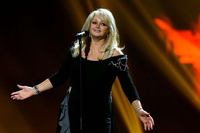 Catherine Zeta-Jones, Rod Stewart, Bryan Adams and more mourn the death of Bonnie Tyler
