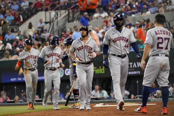 Cortes hurt, leaves after tying 3-run HR in ALCS Game 4 - Seattle Sports