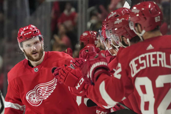 Detroit Red Wings outscore Pittsburgh Penguins, 6-3, on Wednesday