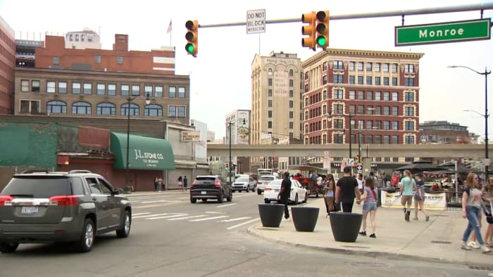 Early morning shooting in Downtown Detroit leaves 1 dead 3 injured including man in custody Early morning shooting in Downtown Detroit leaves 1 dead 3 injured including man in custody