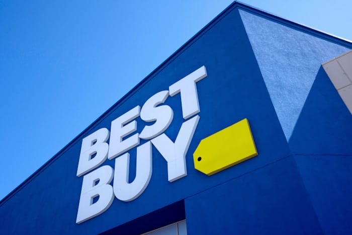 Best Buy ups sales outlook heading into holiday shopping ramp-up