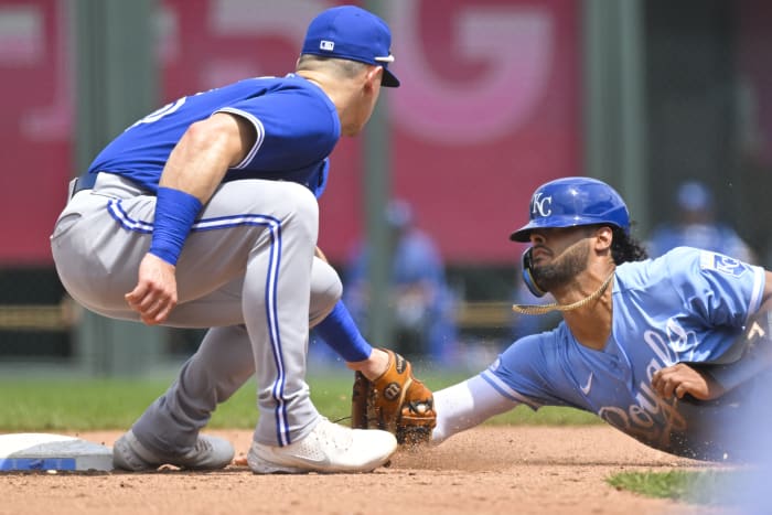 Jays' Guerrero hits 3 HRs vs Yanks despite bloodied hand