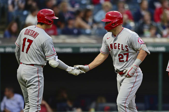 Say cheese: Ohtani body double finds way into Angels' team photo