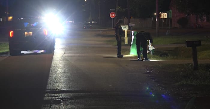 Man shot in hand while sitting in driveway outside NE Houston home
