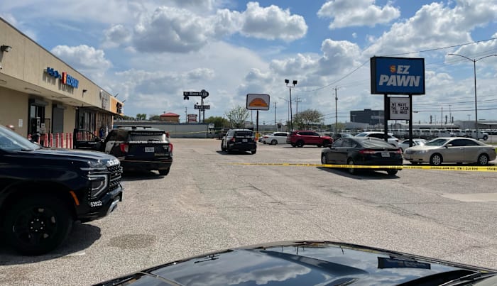 Woman shot during robbery at N Houston business; male robber remains at large