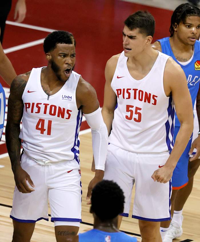 Pistons sign C Luka Garza, F Chris Smith to 2way contracts